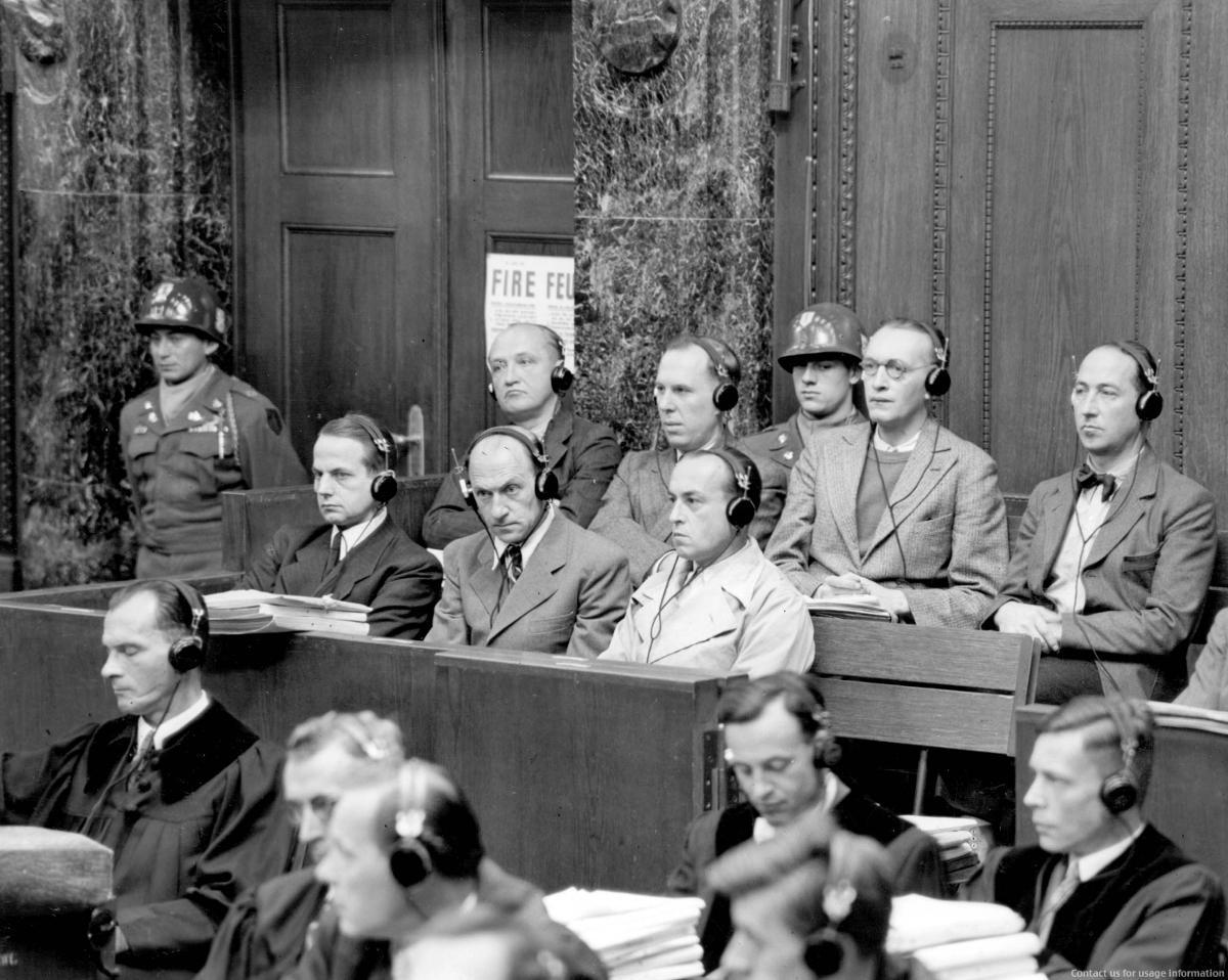 Nürnbergrättegången mot Otto Ohlendorf (t v) och 23 andra SS-officerare som deltagit i östfrontens insatsgrupper inleddes den 27:e ­september 1947.