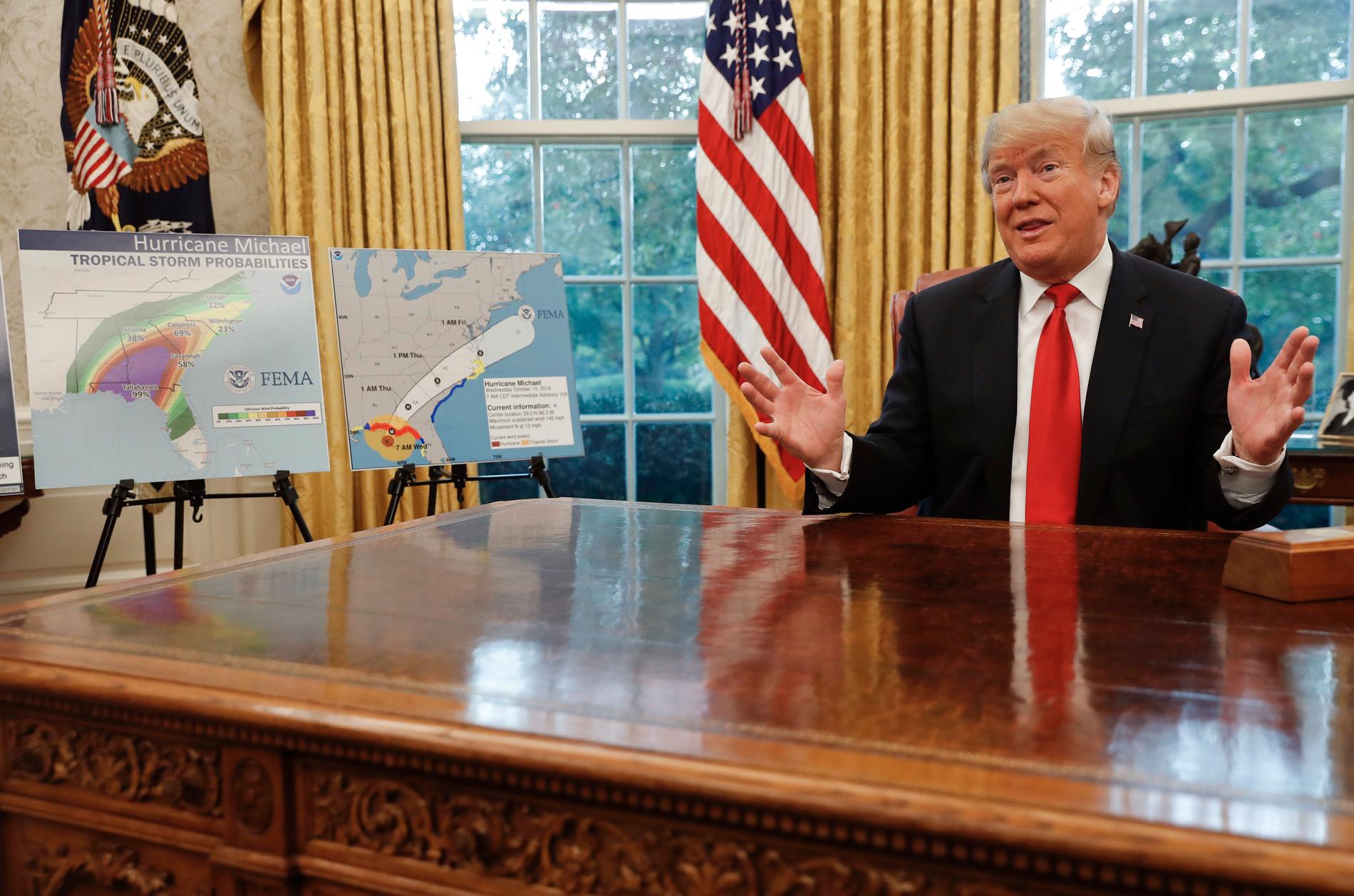 President Donald Trump blir informerad om de effekter som väntas i ovädrets spår, och låter journalister ställa frågor.