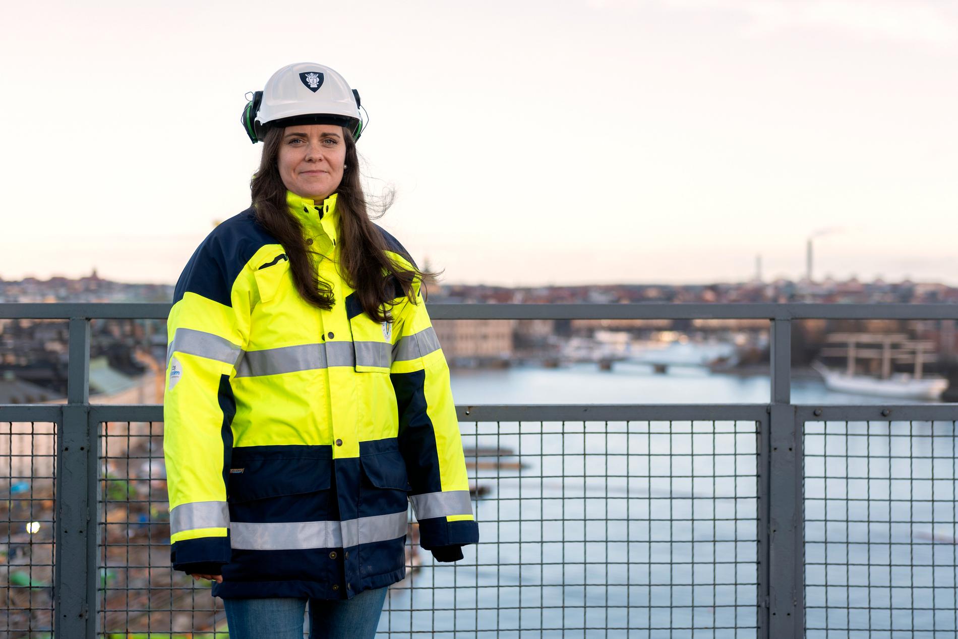 "Jag är ganska blödig av mig, så det finns en risk att det blir en tår när den kommer på plats", säger Ida Mann, byggprojektledare på exploateringskontoret i Stockholm som arbetat med bron i två års tid.