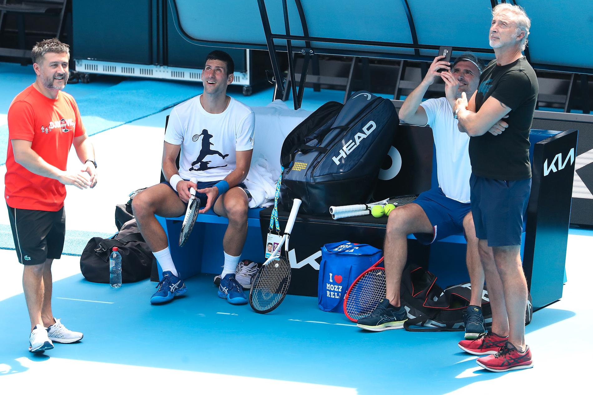 Djokovic med team tittar upp mot dönaren.