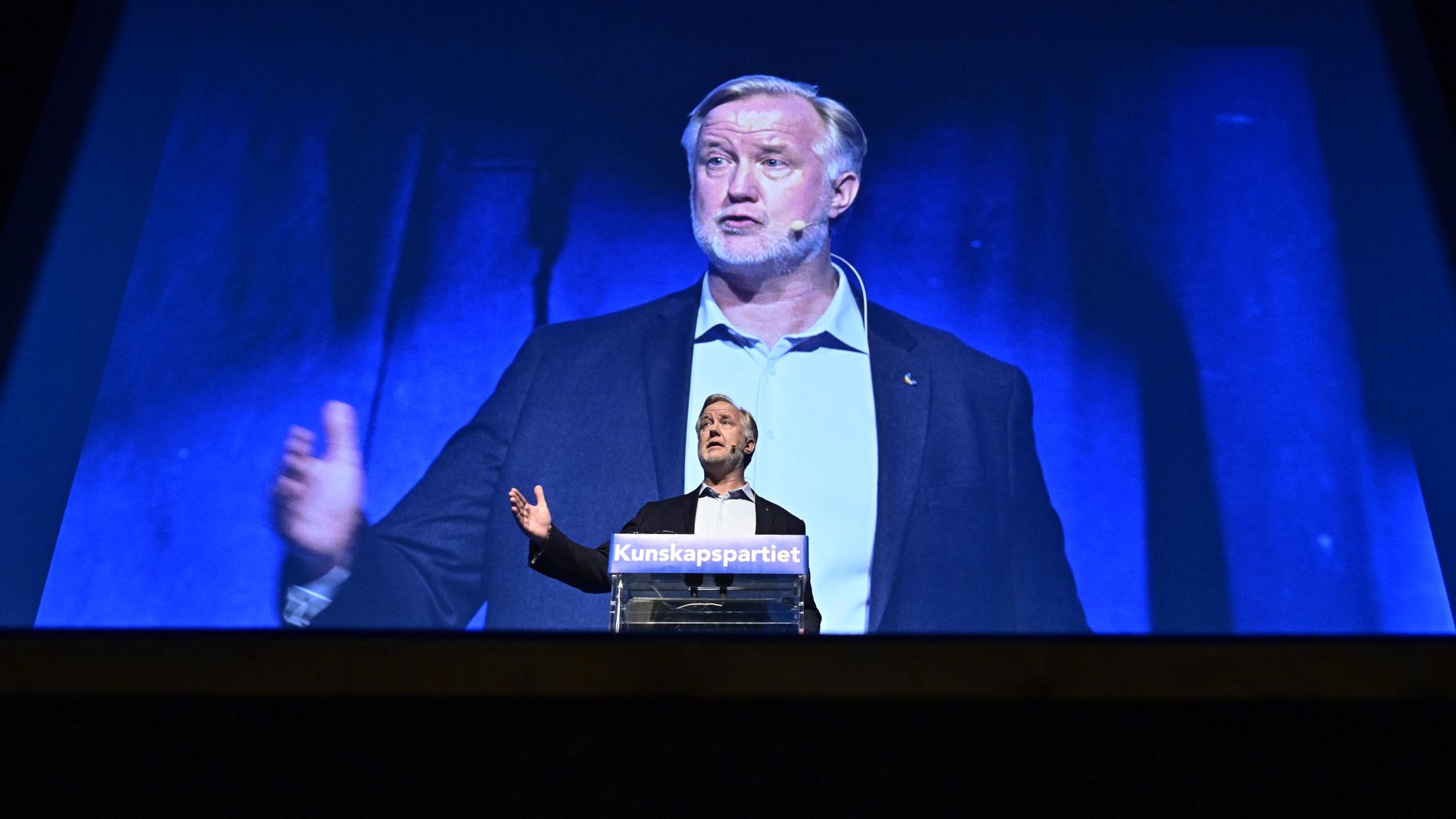 Liberalernas partiledare Johan Pehrson håller tal i Louis De Geer-hallen i Norrköping under lördagen när partiet inleder sin valkampanj.