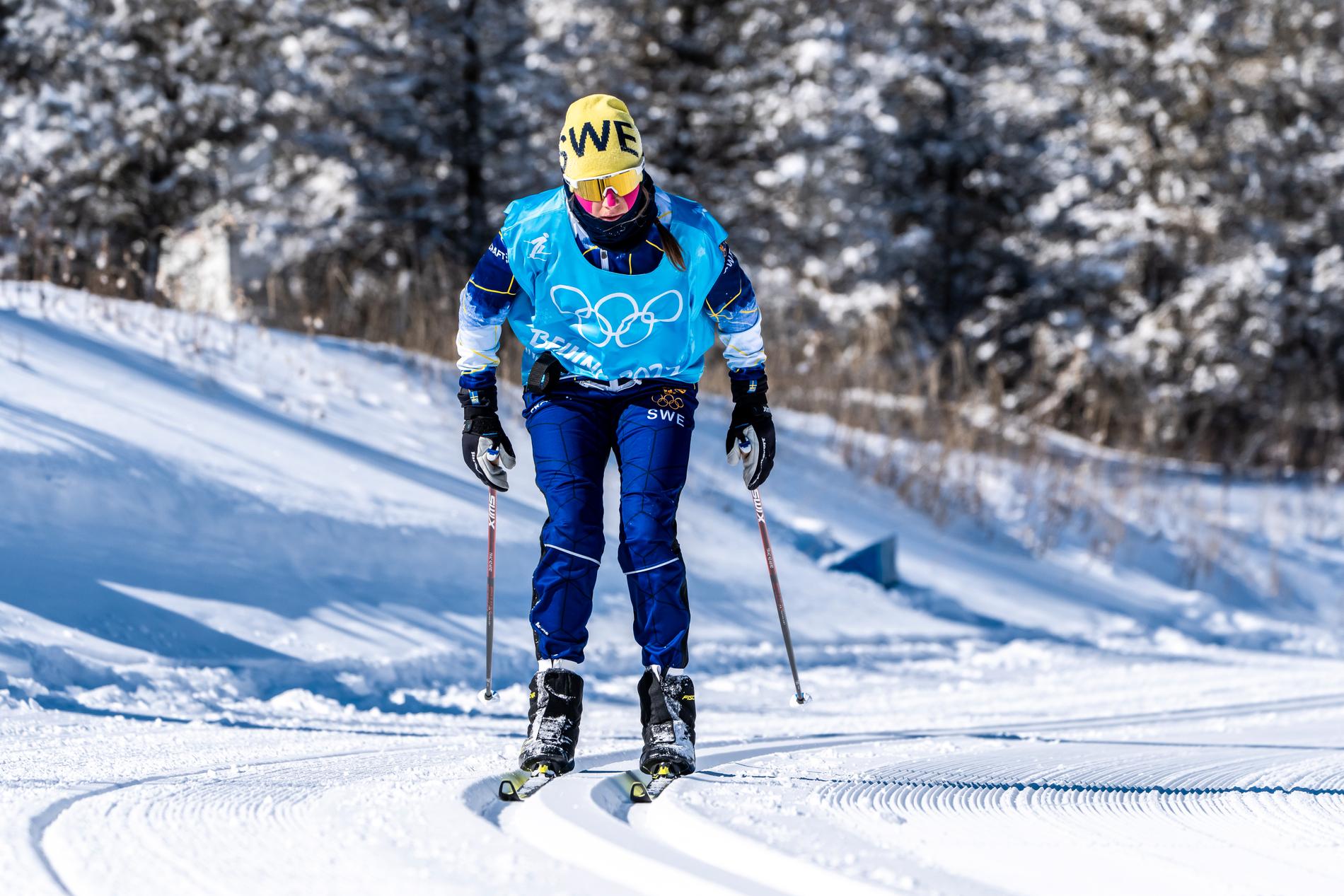 Ebba Andersson tränar på skidstadion i Zhangjiakou.