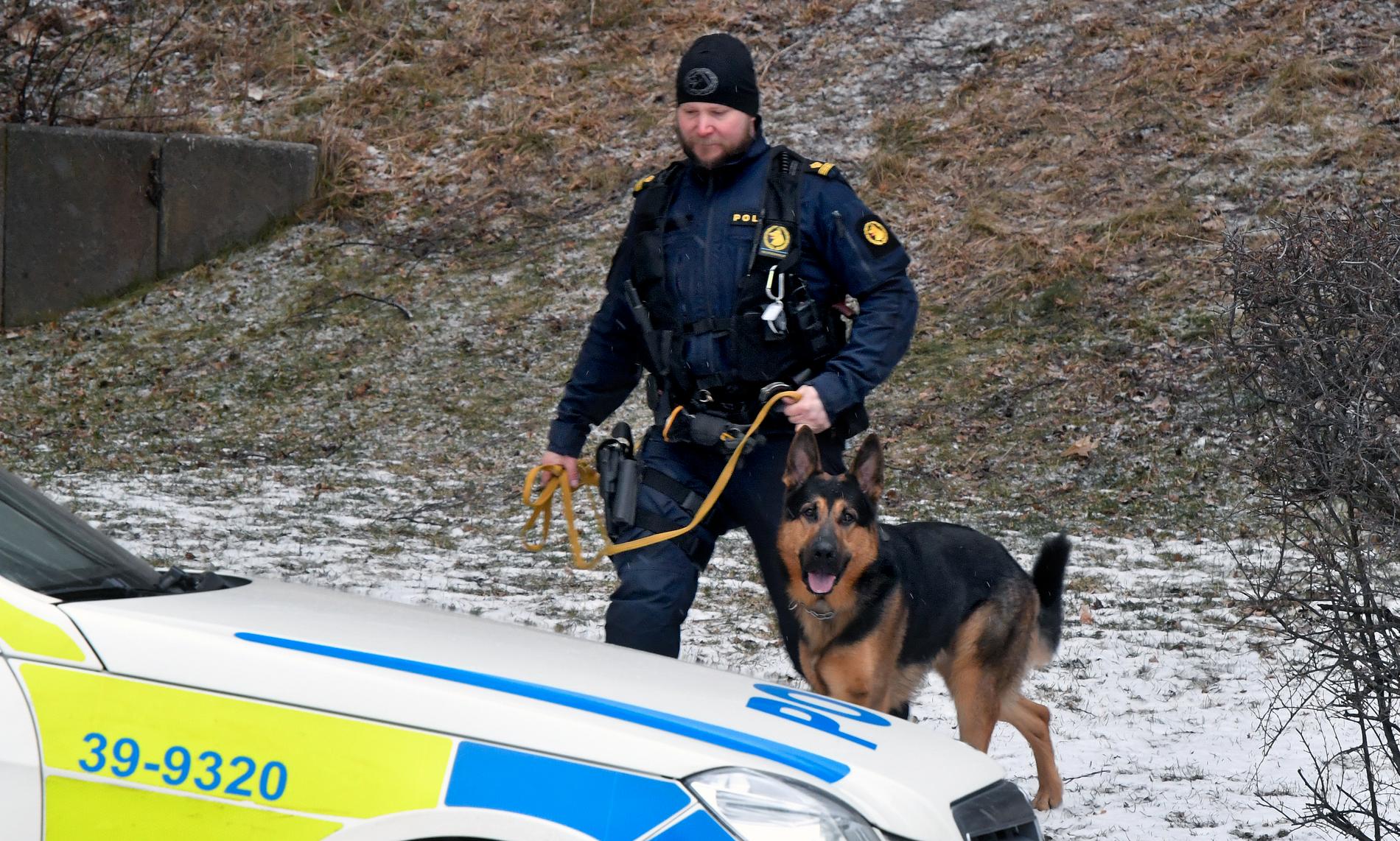 Polis på plats efter att en man har blivit knivhuggen i bröstet i Tumba söder om Stockholm.  