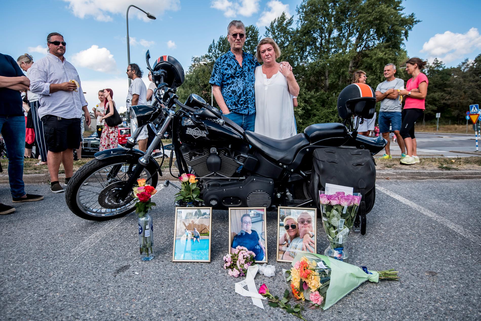 Eric Torells föräldrar under en minnesstund för sonen som sköts ihjäl av polisen i augusti 2018.