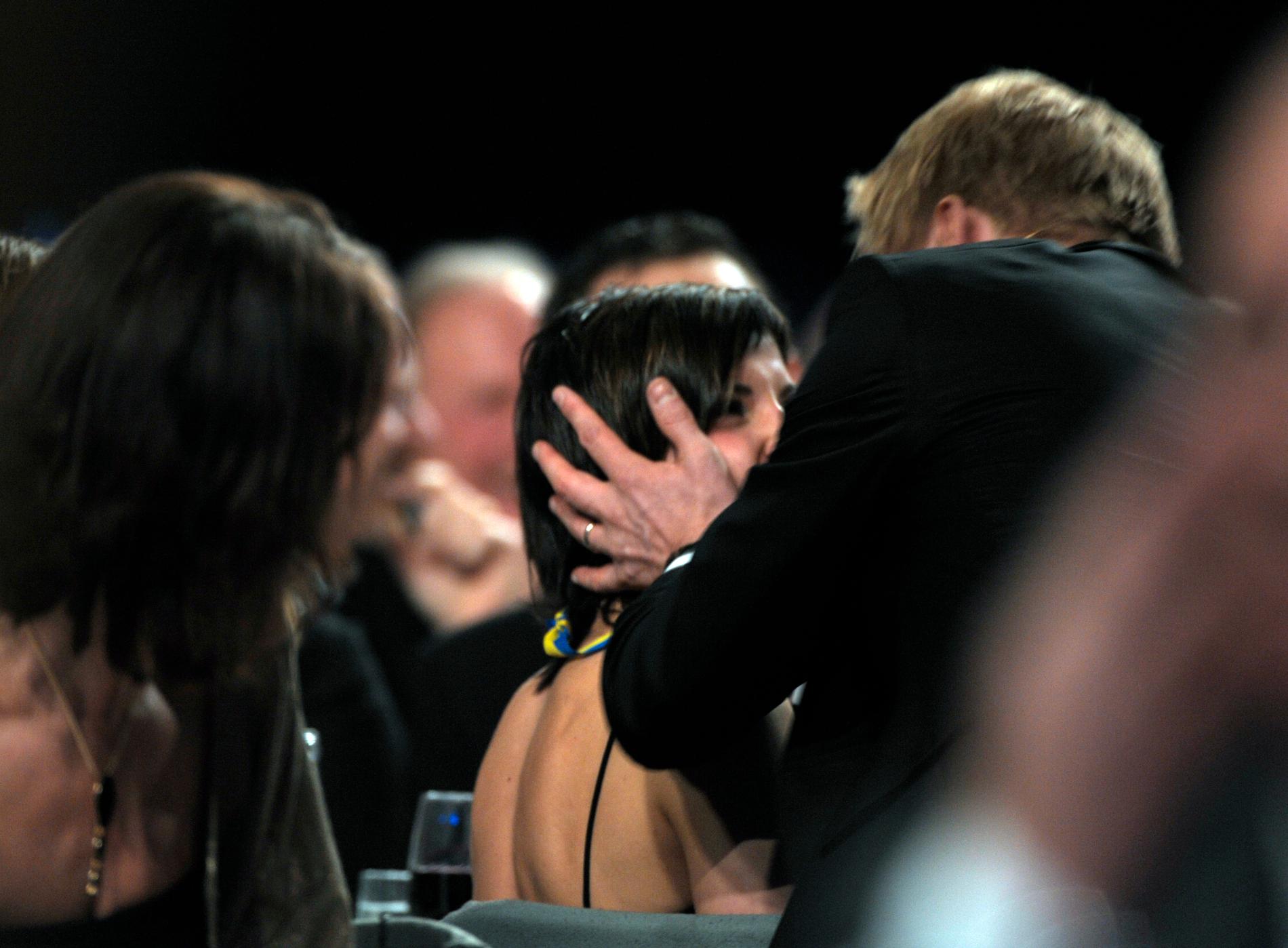 Programledaren Peter Settman kysser Charlotte Kalla på Idrottsgalan 2008.