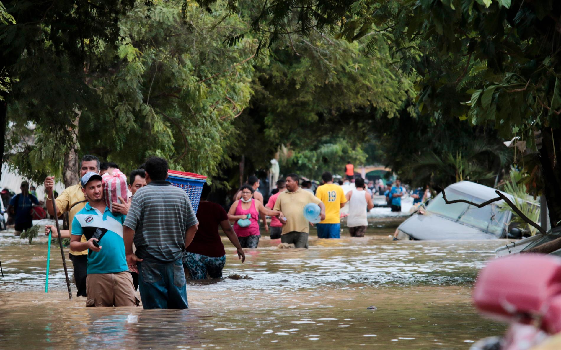 Planetas invånare vadar genom de översvämmade gatorna efter att Honduras drabbats av orkanen Eta 2020. Eta kostade dussintals liv i jordskred och översvämningar från Guatemala till Panama. 