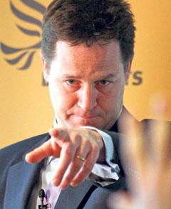 En vinnare?  Nick Clegg lovar hårdare tag mot privatbankerna, skärpt beskattning av den rika överklassen, avancerade miljökrav och tillbakadragande av trupperna i Afghanistan. Media skojar om honom som en brittisk Obama. Men han kan lika väl vara som Tim Henman, tennisspelaren som aldrig lyckades vinna.