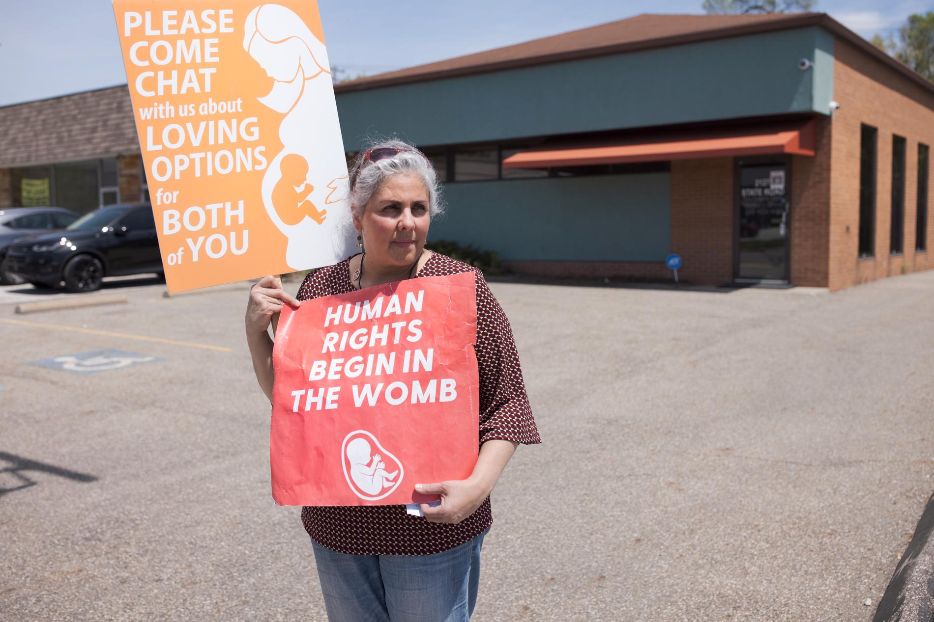 ”Vi måste stå upp för abortmotståndet”, säger sjusköterskan Rita Vitale, 50, som demonstrerar utanför abortkliniken i Cleveland varje vecka.