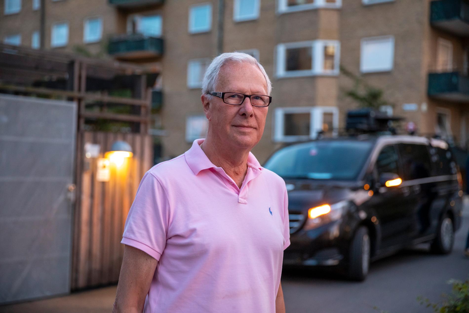 Lars Ahlborn, 77, bor i närheten av brottsplatsen. Han kom cyklande från gymmet strax efter att mordet inträffat. ”Det är fruktansvärt tragiskt”, säger han.