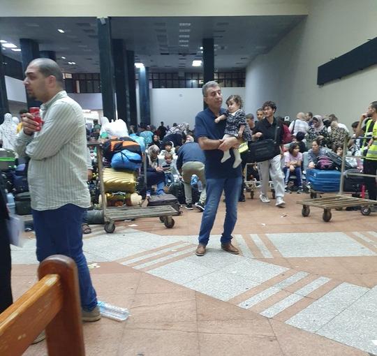 Många människor väntar på den egyptiska sidan av gränsövergången där ambassadpersonal från olika länder är på plats och pass och andra dokument ska kontrolleras. 