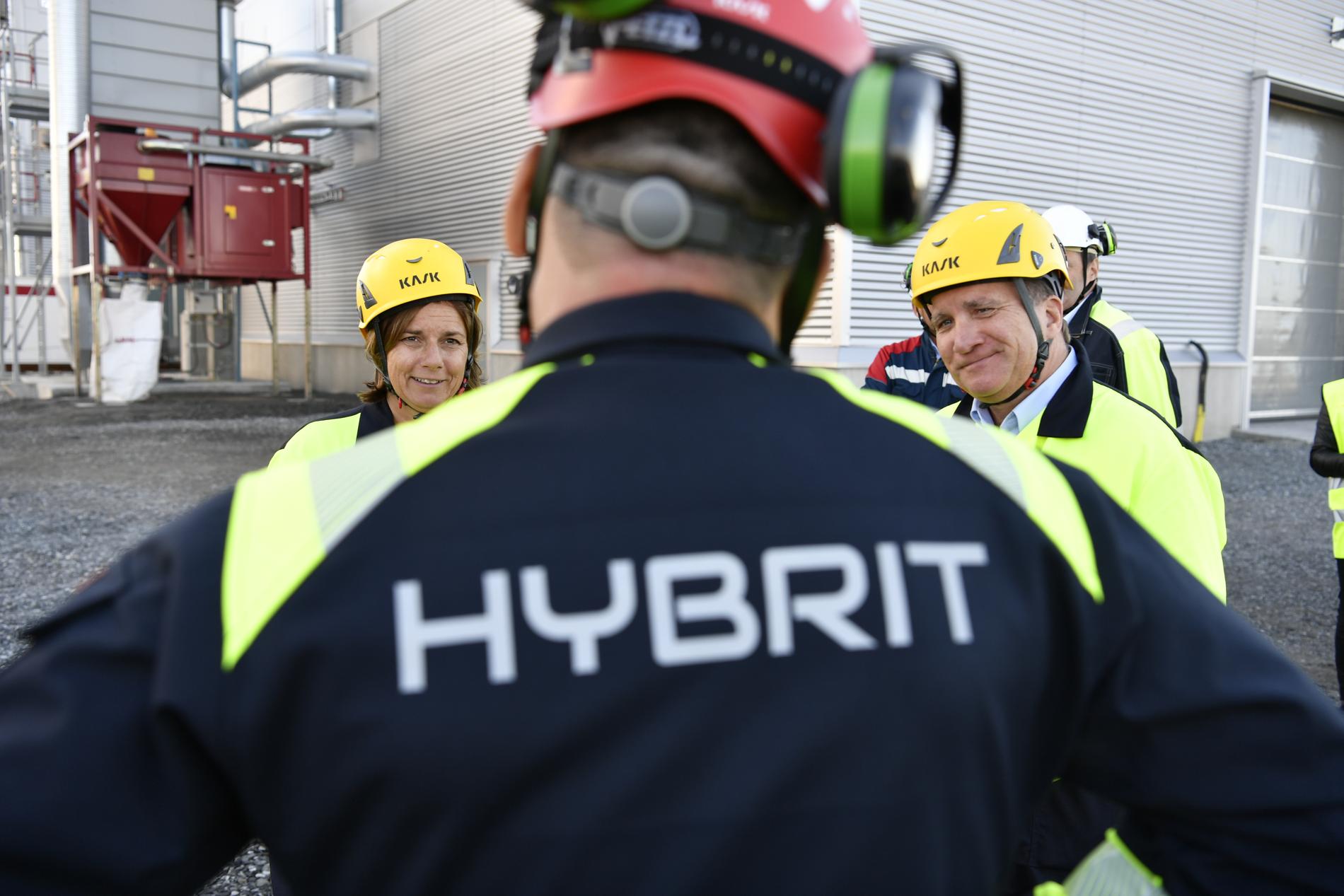 Statsminister Stefan Löfven och miljöminister Isabella Lövin visas runt av projektledare Per Lundström för att inviga en pilotanläggning för framställning av fossilfritt stål i Luleå.