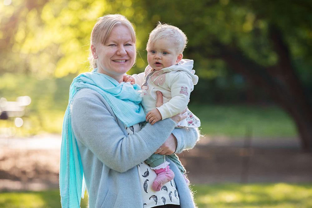 Catrin Svensson med sin lilla dotter Natalie som är 9 månader. Det kan gå flera dygn innan Catrin ser sitt barn i vaket tillstånd eftersom hon jobbar så mycket på sjukhuset. 