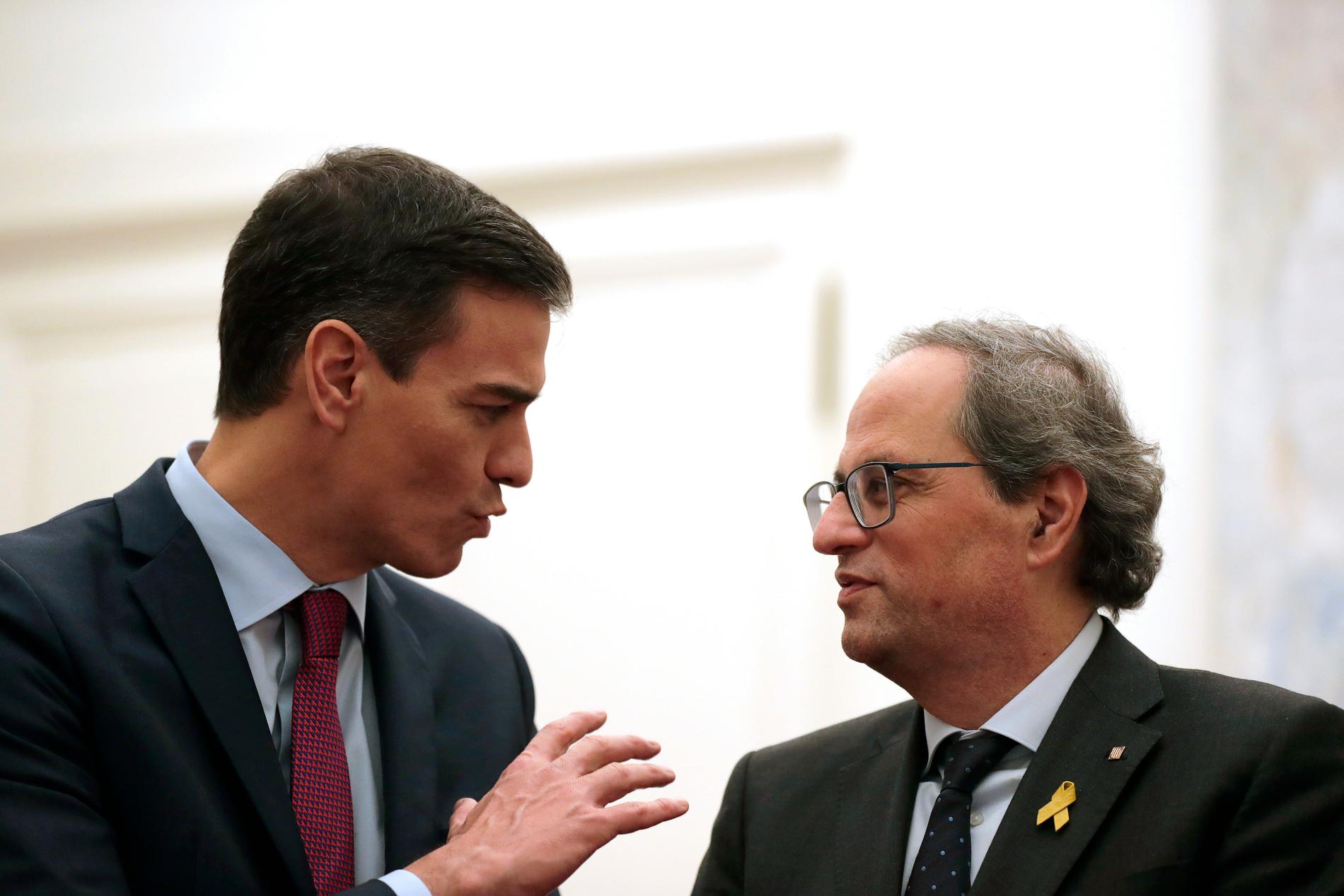 Spaniens premiärminister Pedro Sánchez (vänster) och Kataloniens regionpresident Quim Torra i samtal under torsdagskvällen.