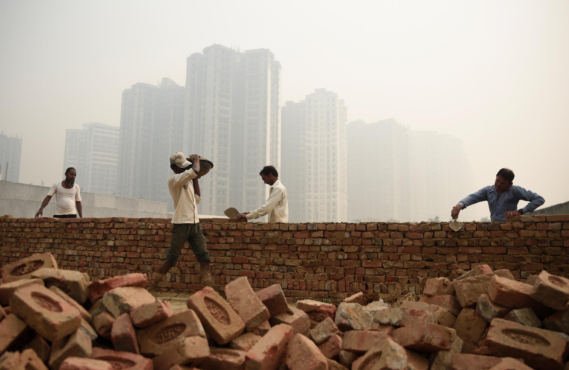 Indien lider av svåra luftföroreningar, som leder till att invånarna lever kortare. På bilden byggarbete i Delhi tidigare i november.