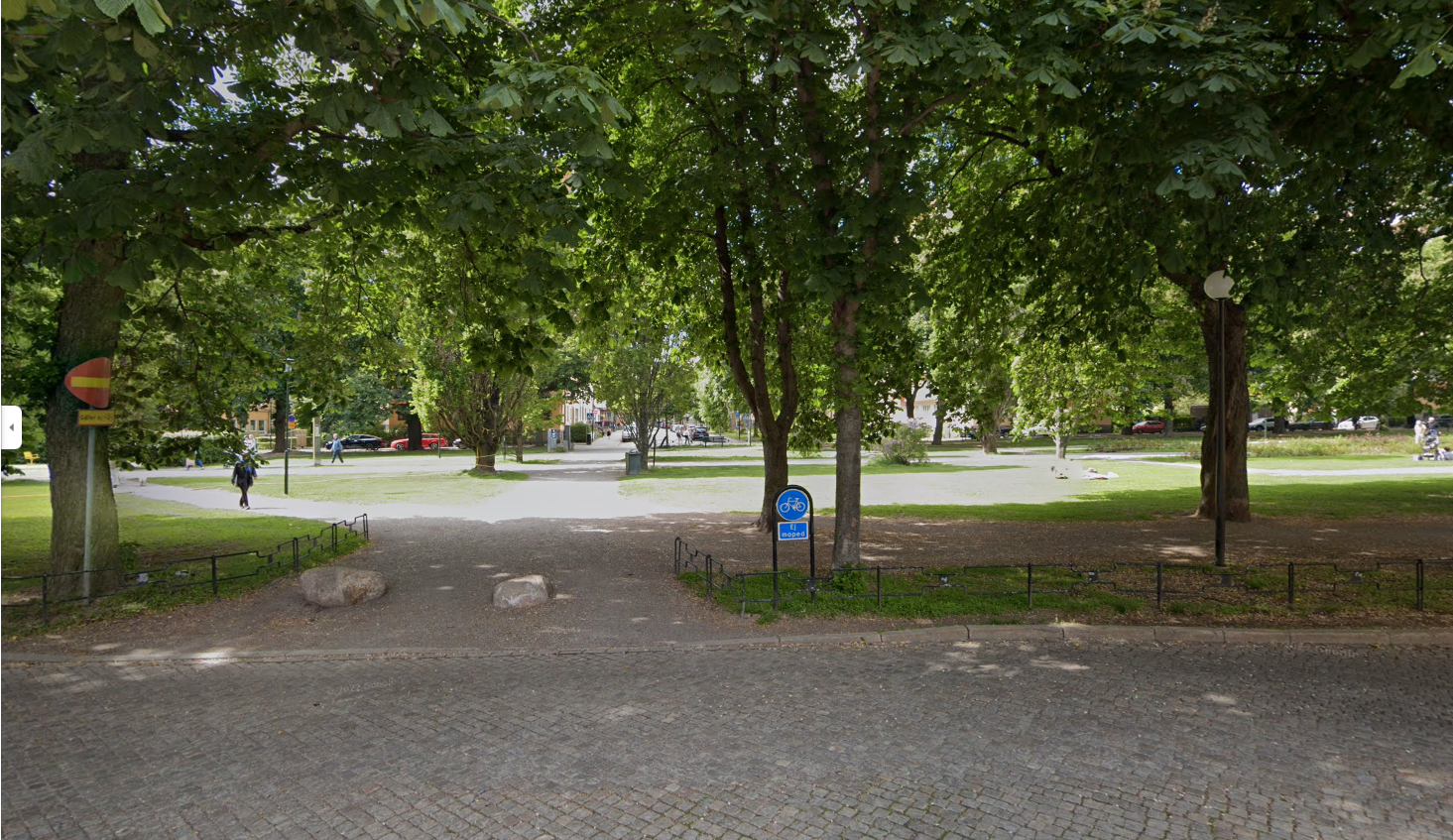Josef hittades knivhuggen i Tessinparken i centrala Stockholm. 
