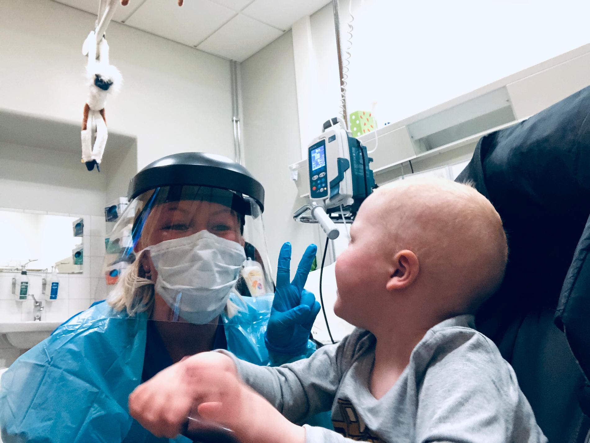 3-årige Gustav har fått vänja sig med att personal och andra har konstiga masker på sjukhuset. 