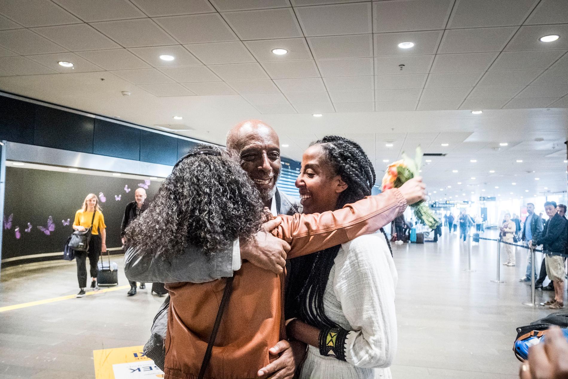 Svenske Hjärtläkaren Fikru Maru som suttit fängslad i Etiopien landar på Arlanda. Här med båda döttrarna Fikerte Maru, till vänster och Emy Maru, till höger.
