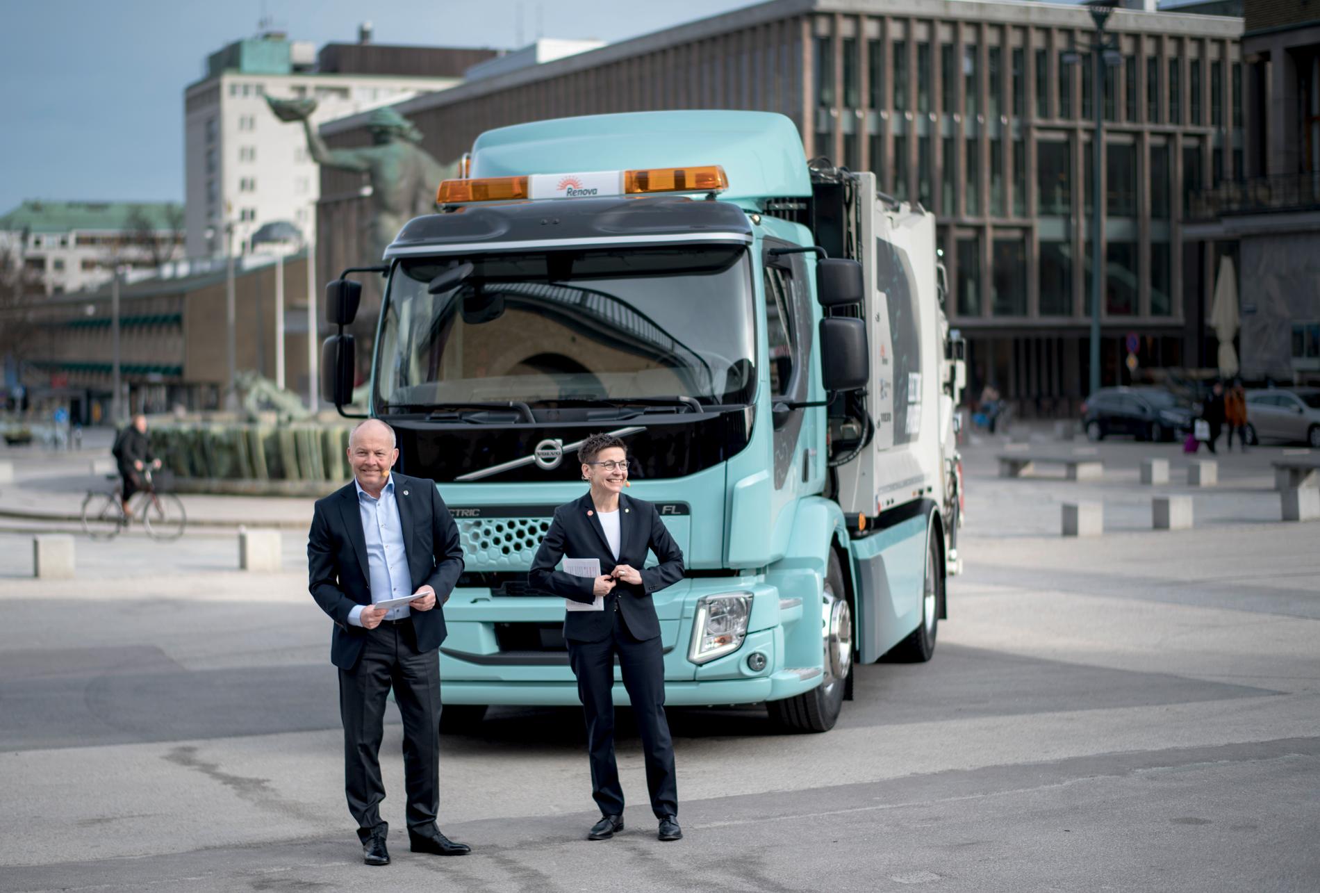 Claes Nilsson, vd för Volvo Trucks, och kommunstyrelsens ordförande Ann-Sofie Hermansson (S), vid den eldrivna sopbilen på Götaplatsen i Göteborg.