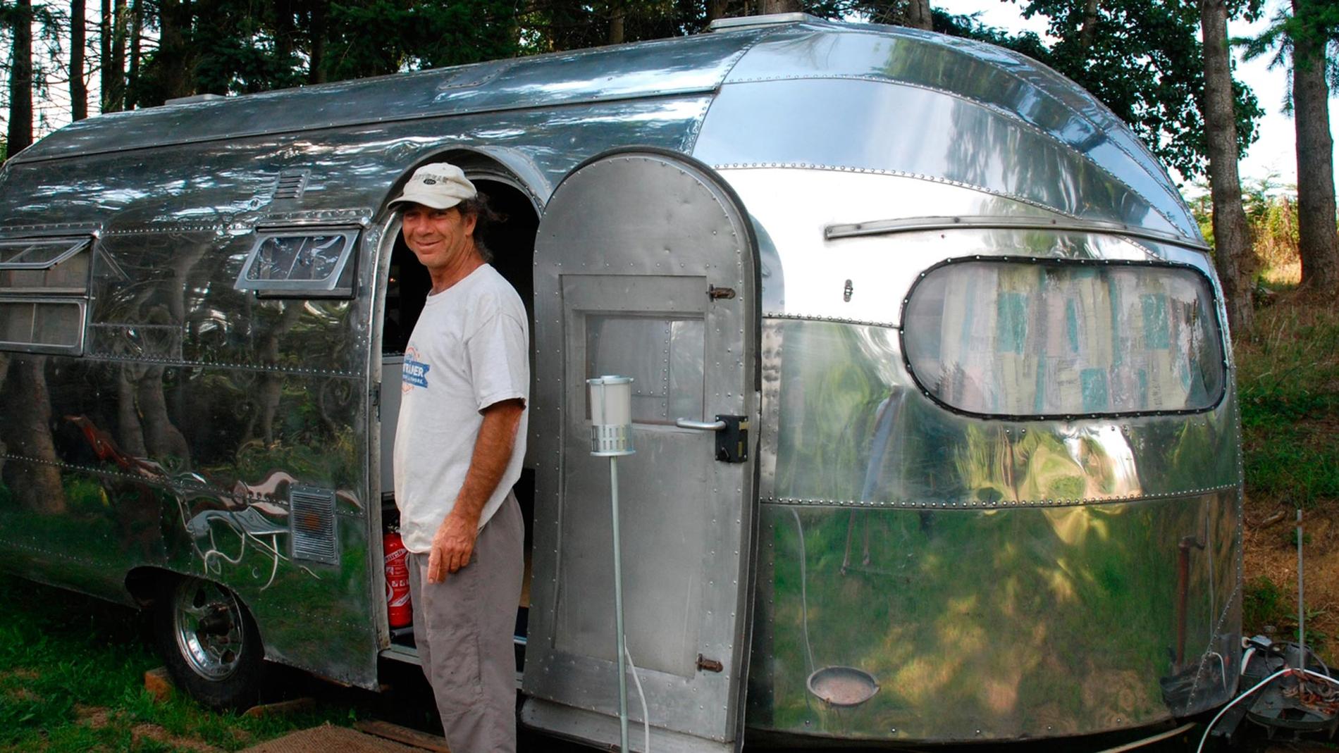 Perry har tillsammans med sin familj byggt upp en unik campingplats. Här poserar han vid den äldsta Airstreamen från 1940-talet.
