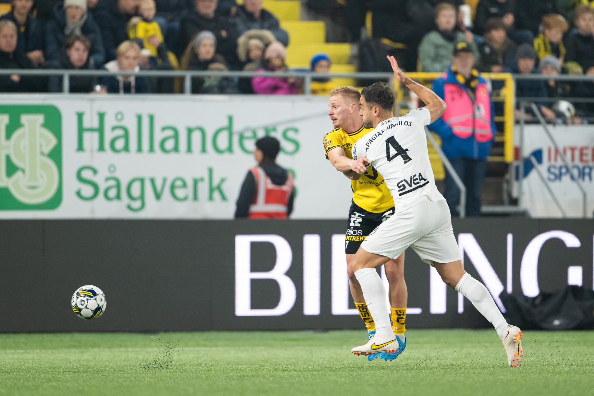 Per Frick i närkamp med AIK:s Sotirios Papagiannopoulos. 