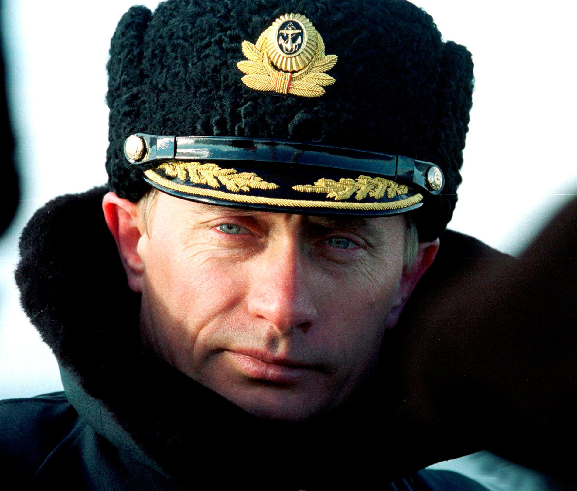 2000 Vladimir Putin, klädd i flottans uniformsmössa och överrock, på besök vid flottövningar nära Severomorsk.