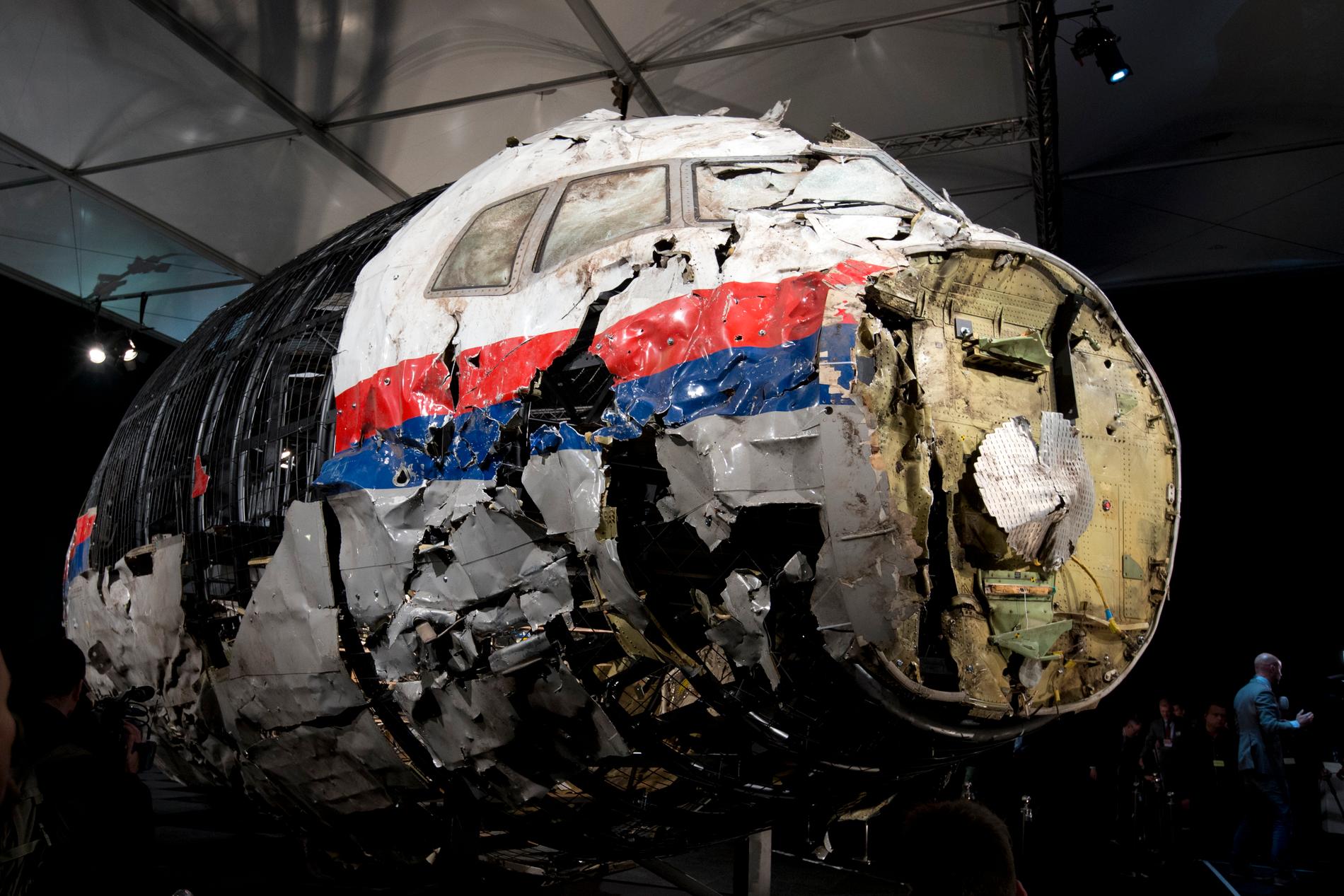 Delar av flygplanet som satts samman igen av utredningen om nedskjutningen över östra Ukraina i juli 2014. Arkivbild.