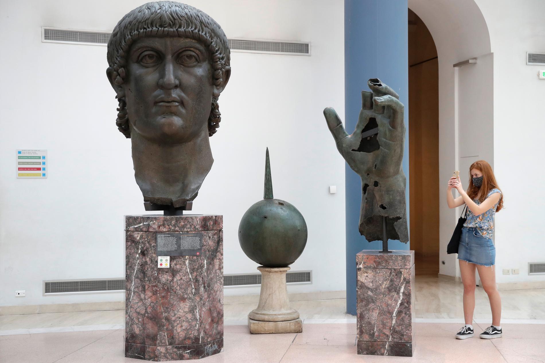 Statyn av Konstantin den store på Kapitolinska museerna i Rom har nu fått tillbaka det pekfinger som fortfarande saknas på den här bilden. Arkivbild.