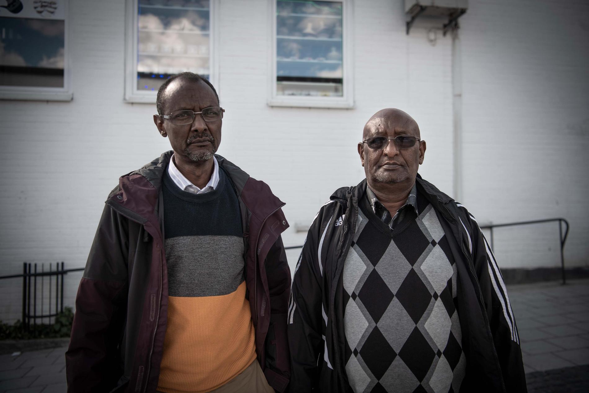 Papporna Jama Omar från vänster förlorade sin son förra året. Aden Warsame Elmi förlorade två söner på samma dag 2016. De vill ha svar på vem som är ansvarig för situationen i Järva. Vem som är ansvarig för att deras barn dör.