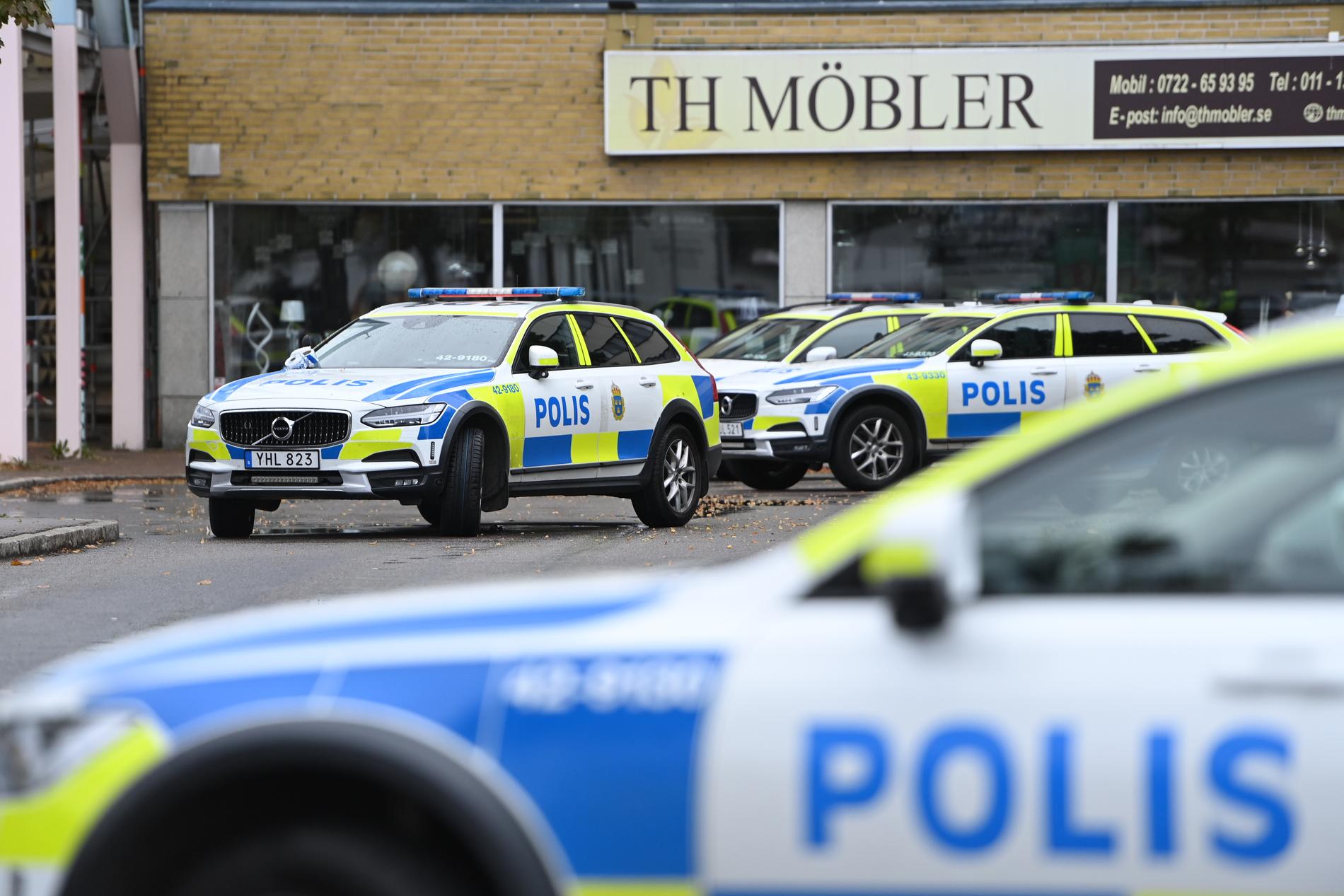 En stor polisinsats med flera patruller är på plats vid köpcentret i Skäggetorp. Hela byggnaden har spärrats av. 