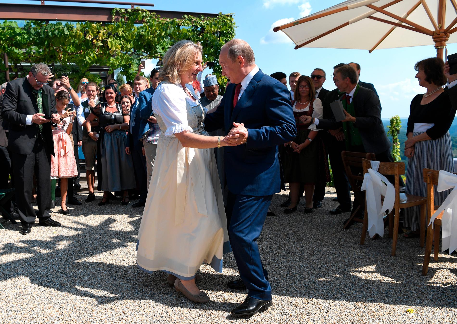 Österrikes tidigare utrikesminister Karin Kneissl nomineras till styrelsen i Rysslands statliga oljejätte. Här dansar hon med den ryske presidenten Vladimir Putin på sitt bröllop, 2018. Arkivbild.