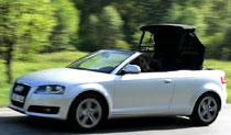 Audin har klassiskt tygtak som dessutom kan fällas i fart. En enkel och snabb lösning som testalaget gillar.