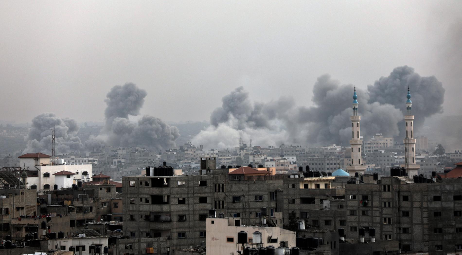 Röken ligger tät över Gaza, de israeliska bombattackerna har raserat stora delar av samhället.