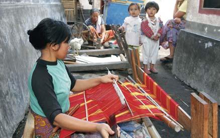 Lombok är ett Mekka för den som gillar hantverk – vävnader, kreamik och smide finns i mängder. De flesta turister tar en tur till hantverksbyn Sukarara för att shoppa souvenirer.