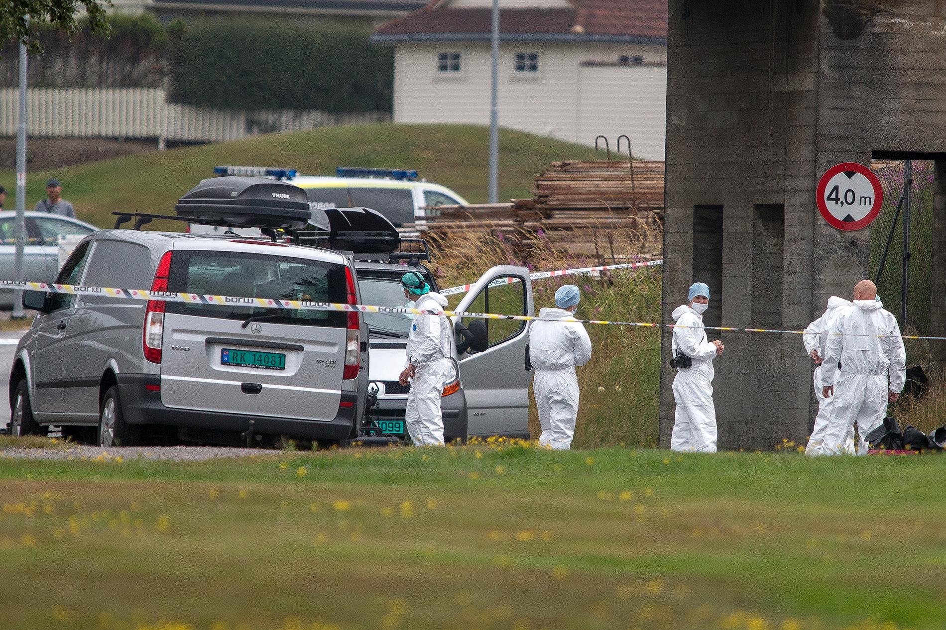 Polistekniker i arbete efter mordet på 13-åriga Sunniva Ødegård som hittats mördad i Norge.