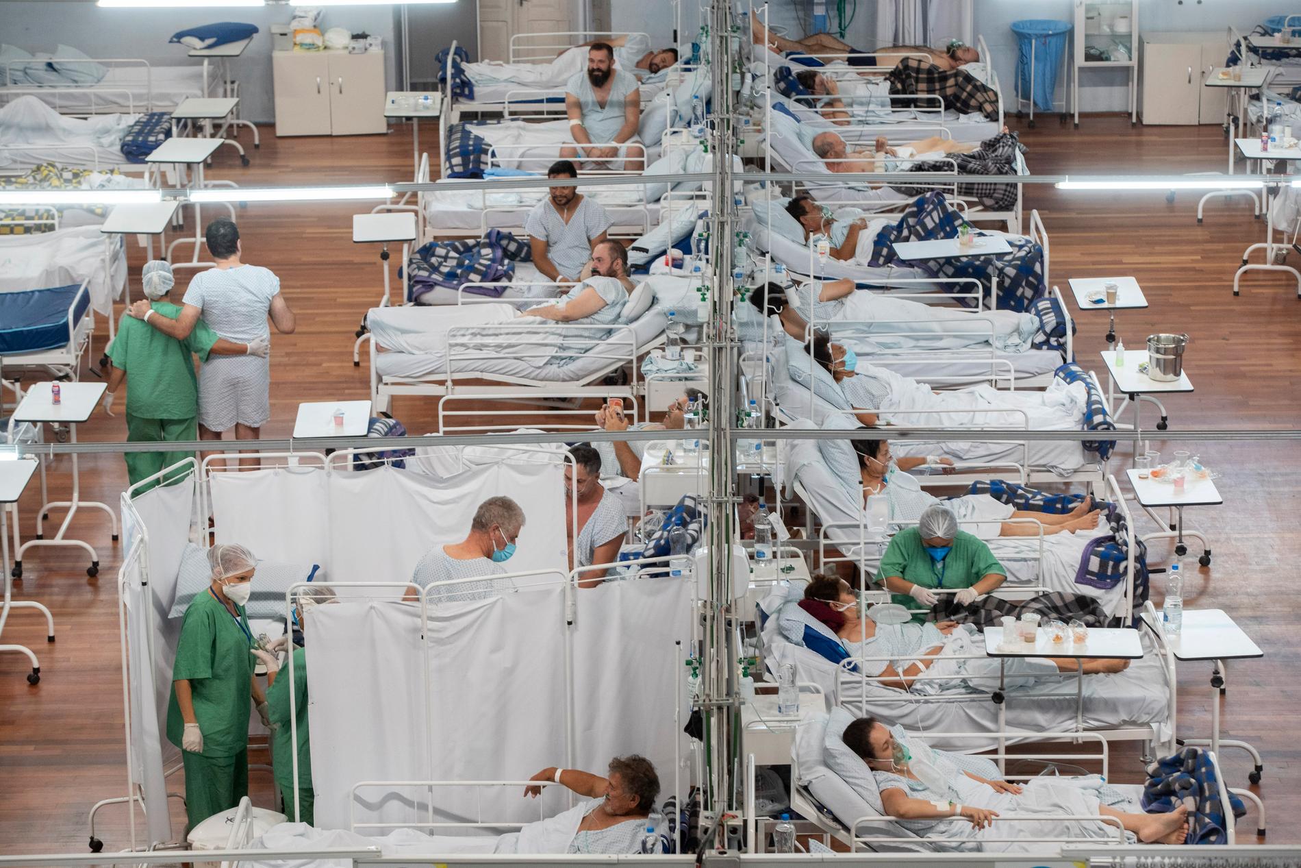Patienter sjuka i covid-19 vårdas på ett fältsjukhus som upprättats i en idrottsarena i utkanten av São Paulo i Brasilien. Bilden togs den 4 mars.