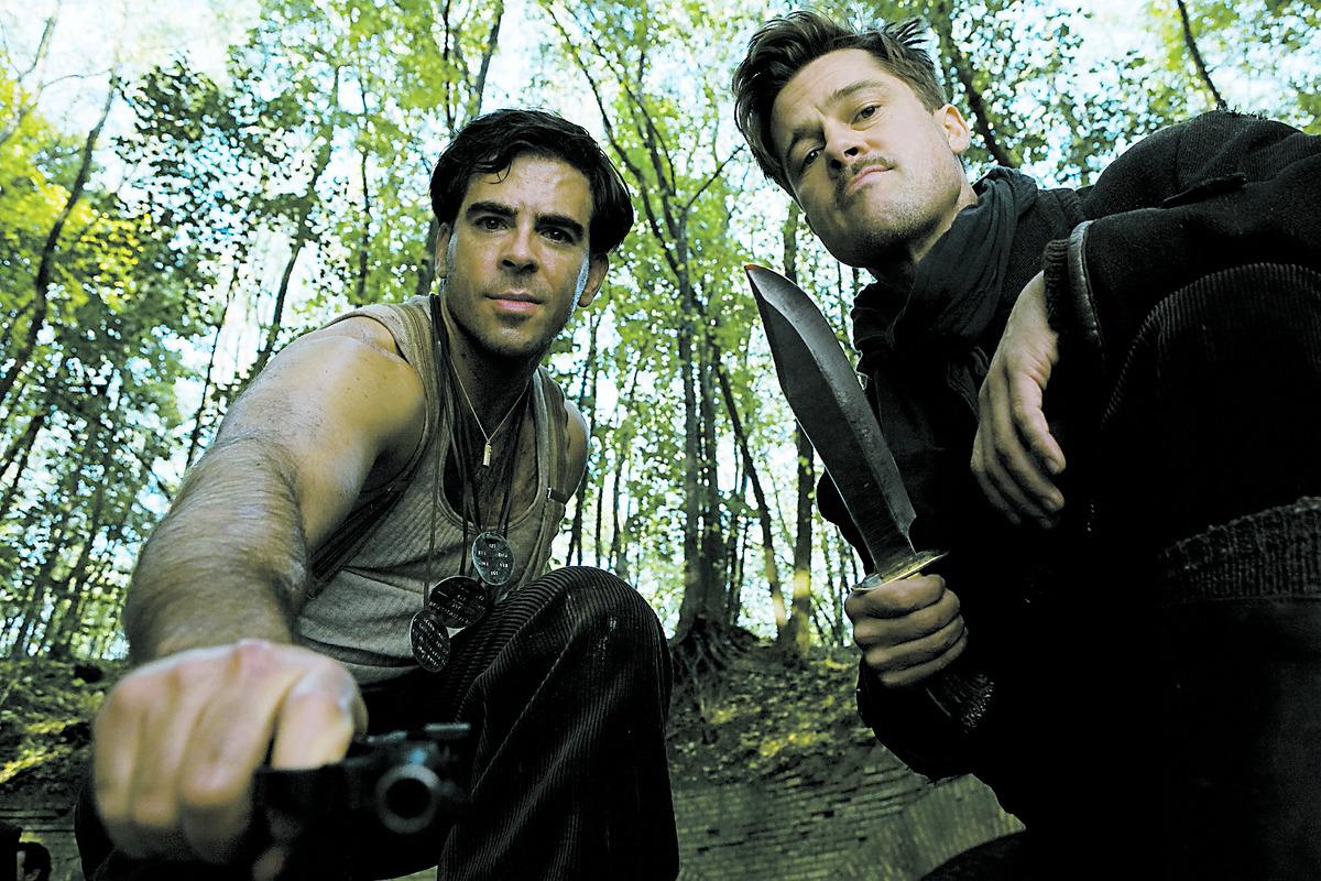 Eli Roth och Brad Pitt dödar nazister och samlar skalper till tonerna av Ennio Morricones spaghettiwesternmusik.
