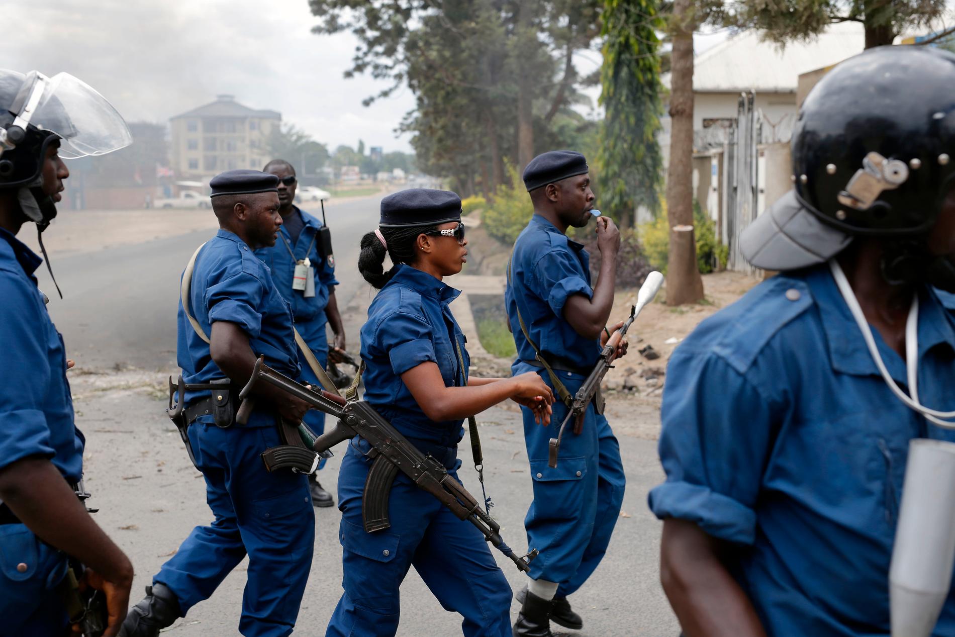 Polis sattes in mot omfattande demonstrationer som skakade landet 2015. Arkivbild.