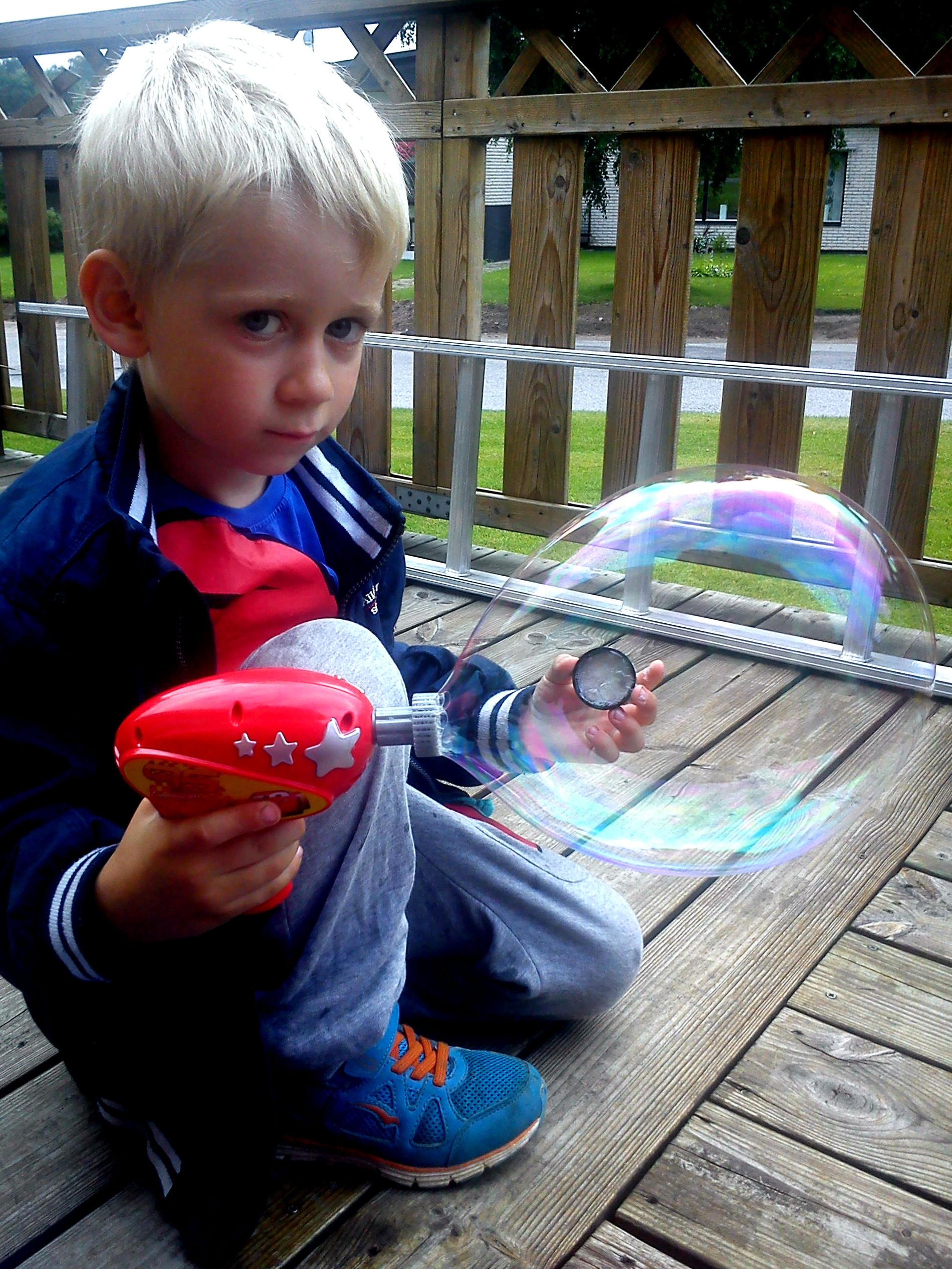 Tristan från Skara tränar på att blåsa stora bubblor på morfars altan!