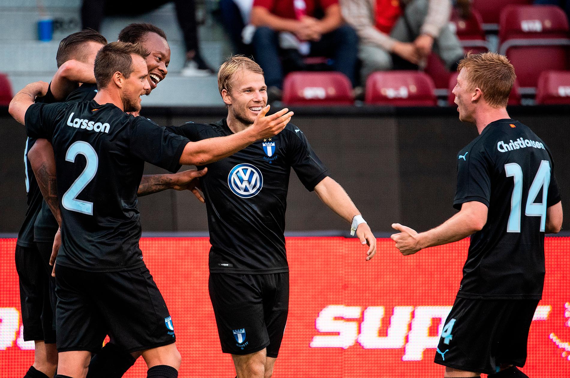Larsson, Strandberg, Lewicki och Christiansen jublar efter Strandbergs matchavgörande mål.