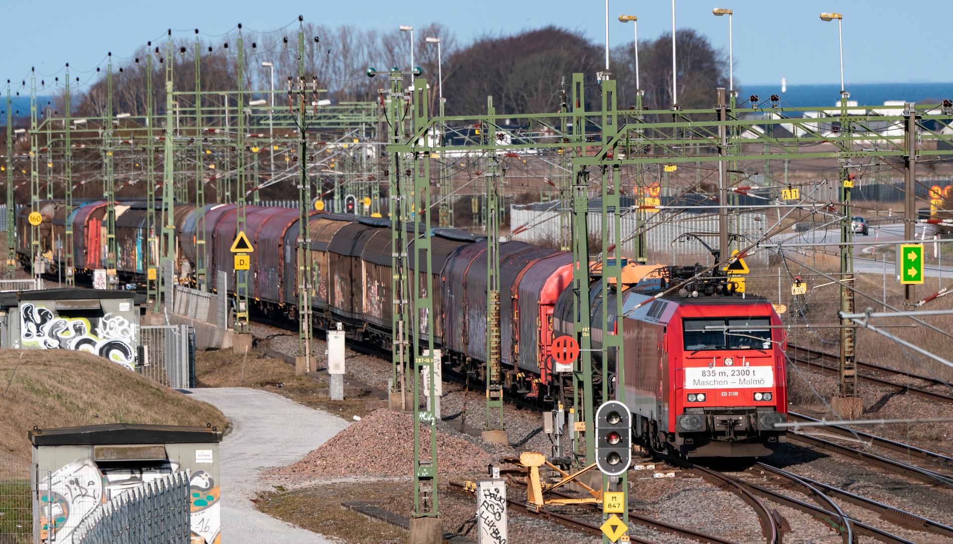 Det 835 meter långa och 2300 ton tunga rekordtåget passerar Svågertorp utanför Malmö på lördagsmorgonen.