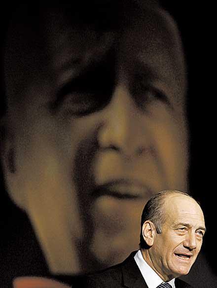 valfläsk? Ehud Olmert rustar inför det israeliska valet – med att strunta i att ge Palestina sina skatteintäkter.