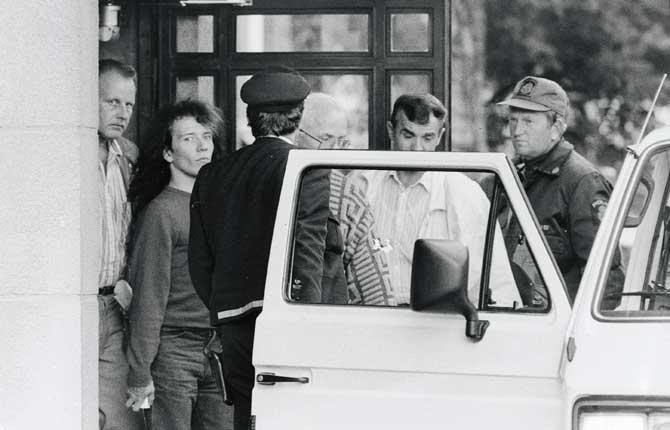 I juli 1988 dödade Juha Valjakkala tre personer i Åmsele. Han och flickvännen Marita greps sedan i Odense, Danmark. Här förs Valjakkala ur rättegångssalen.