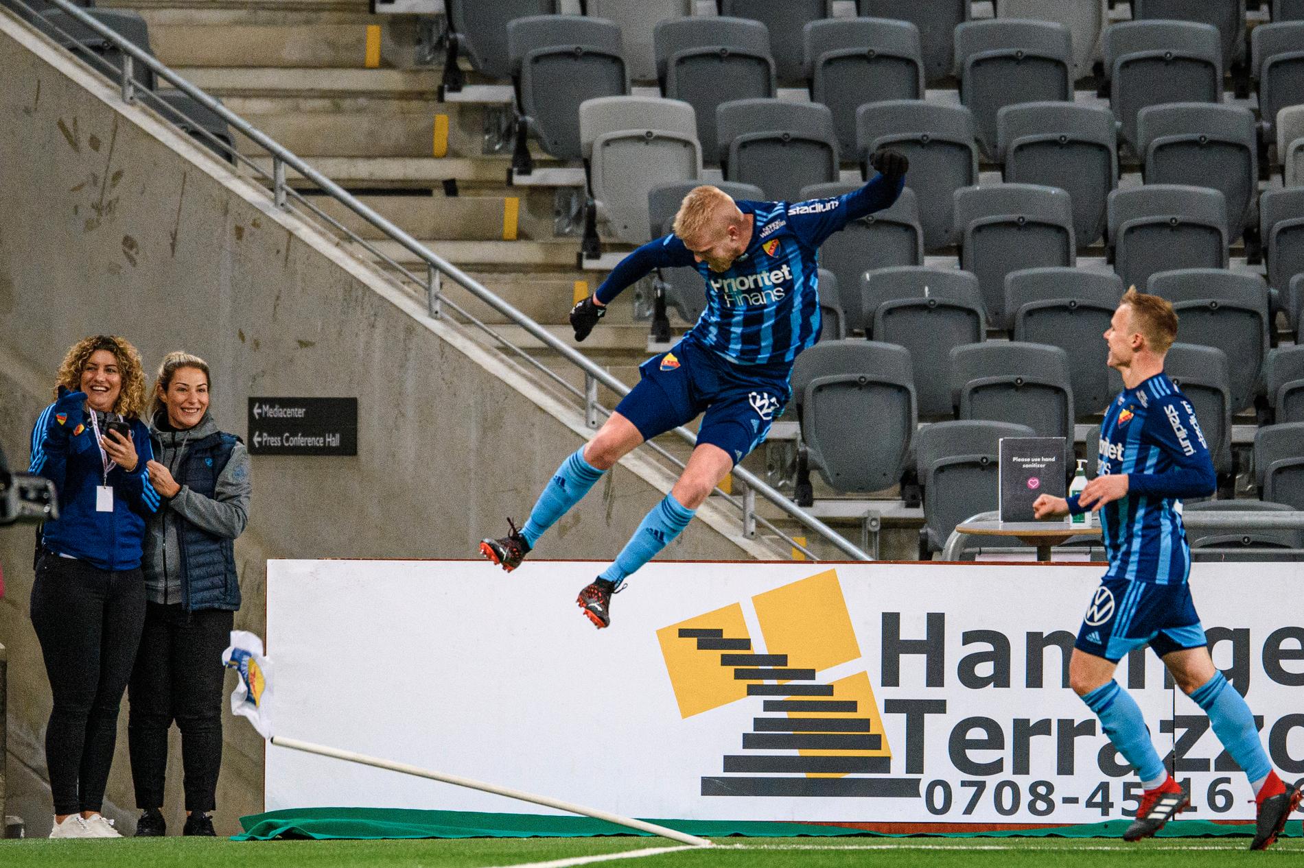 Kalle Holmbergs måljubel efter ett av sina mål mot Malmö FF