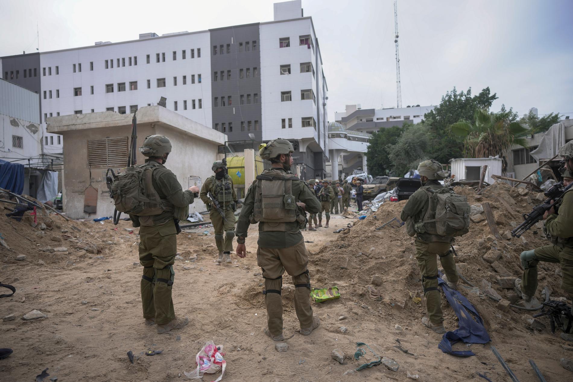 Israeliska soldater utanför sjukhuset i höstas.