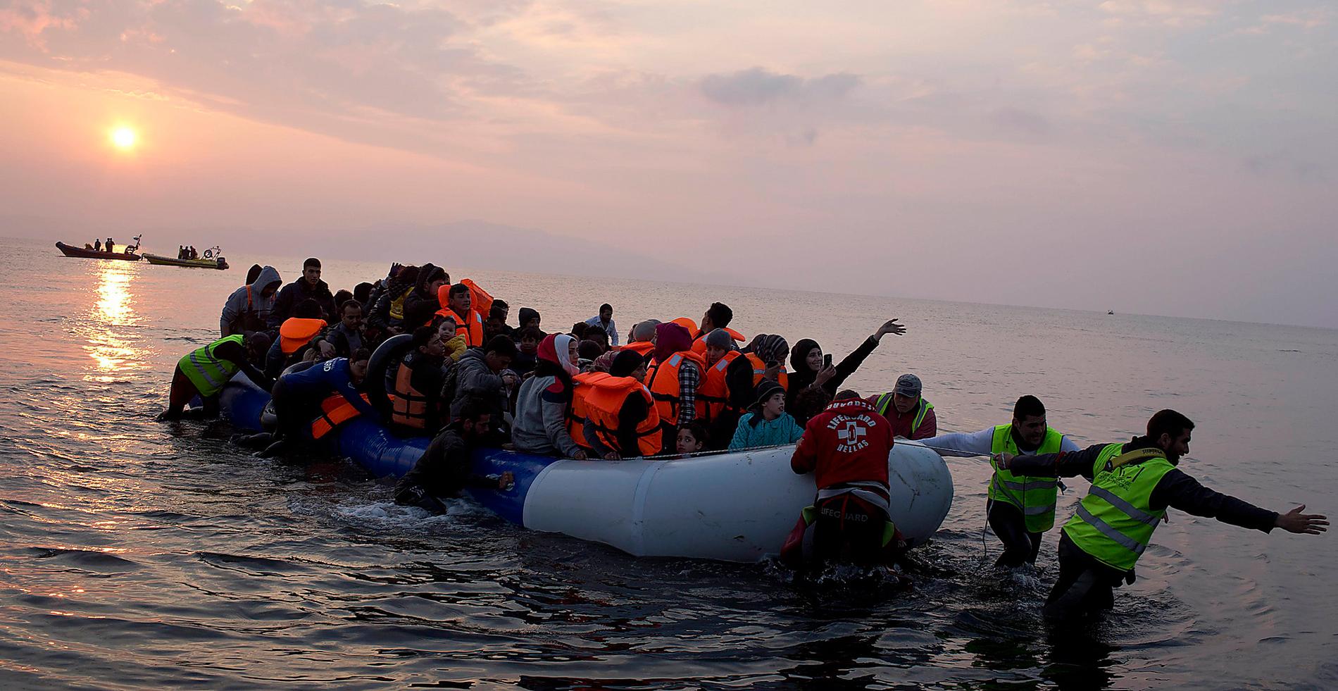 Under 2016 fortsatte flyktingbåtarna anlända till grekiska Lesbos. Enligt UNHCR har 20-25 000 människor tagit vägen över Medelhavet varje månad den senaste tiden. Foto: TT