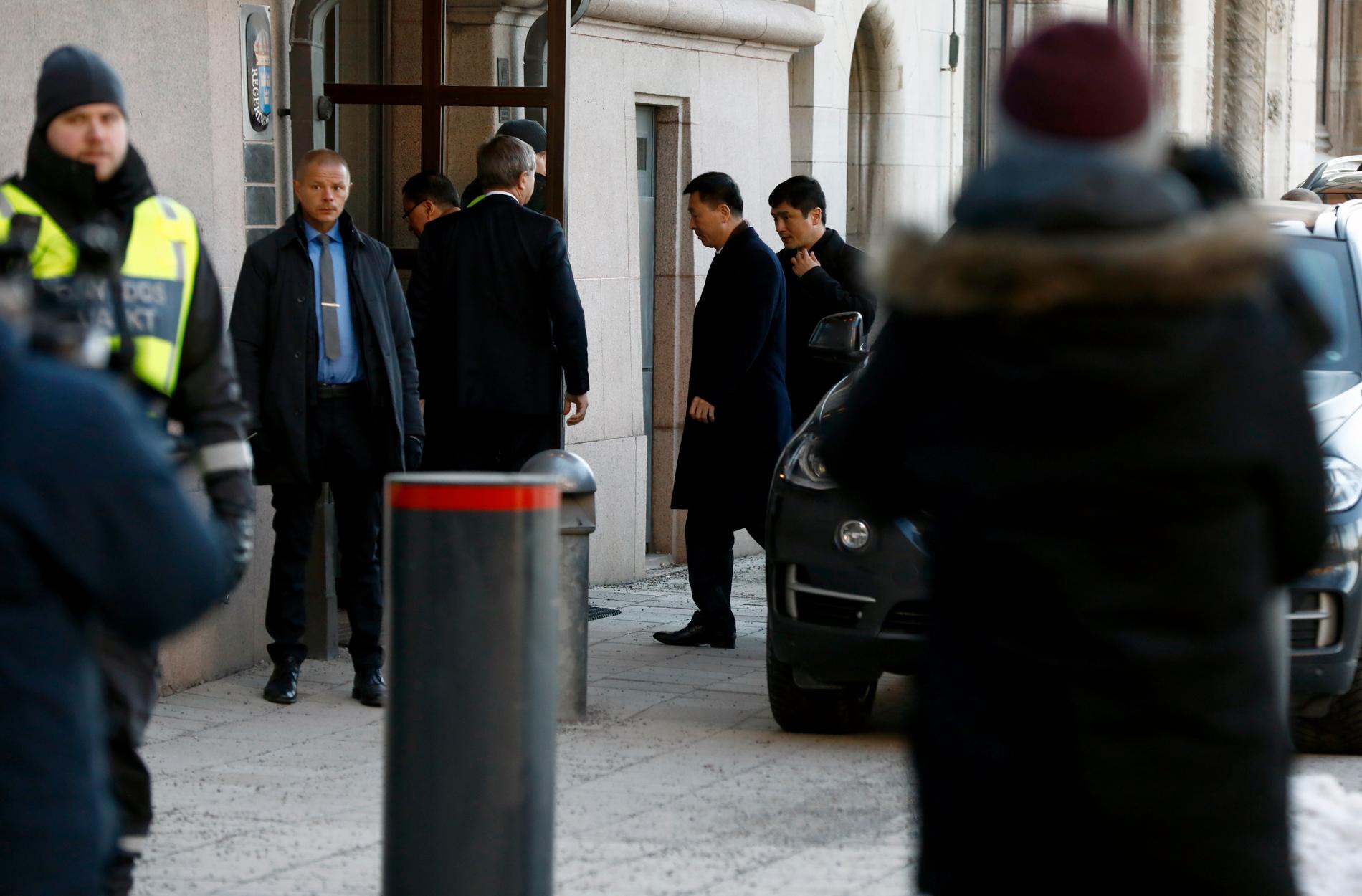 Nordkoreas utrikesminister Ri Yong-ho besöker utrikesdepartementet i Stockholm på fredagsmorgonen.