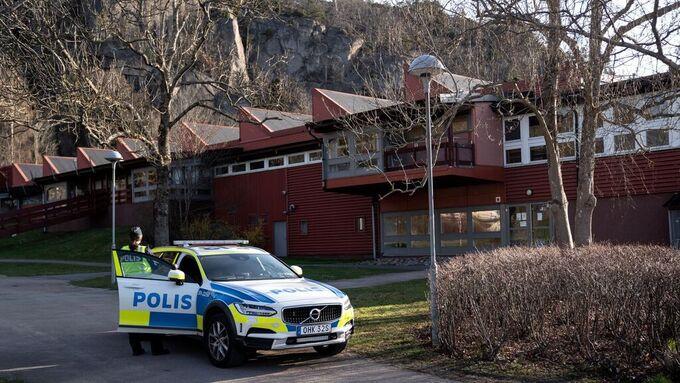 Polispatruller utanför Lexby skola i Partille utanför Göteborg på måndagen. 