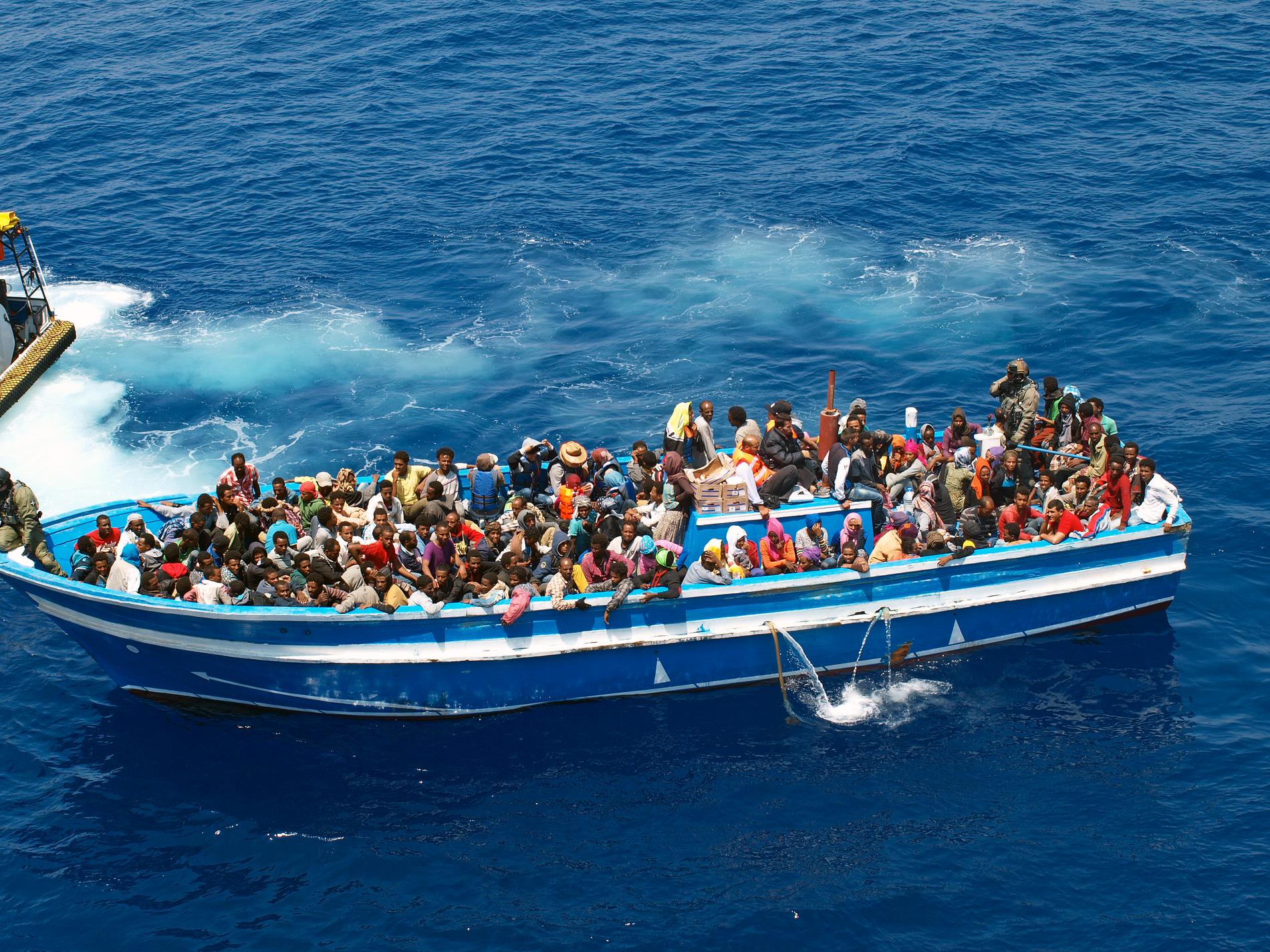 Migranter på Medelhavet tas om hand av svenska kustbevakningsfartyget KBV 001 Poseidon. Arkivbild
