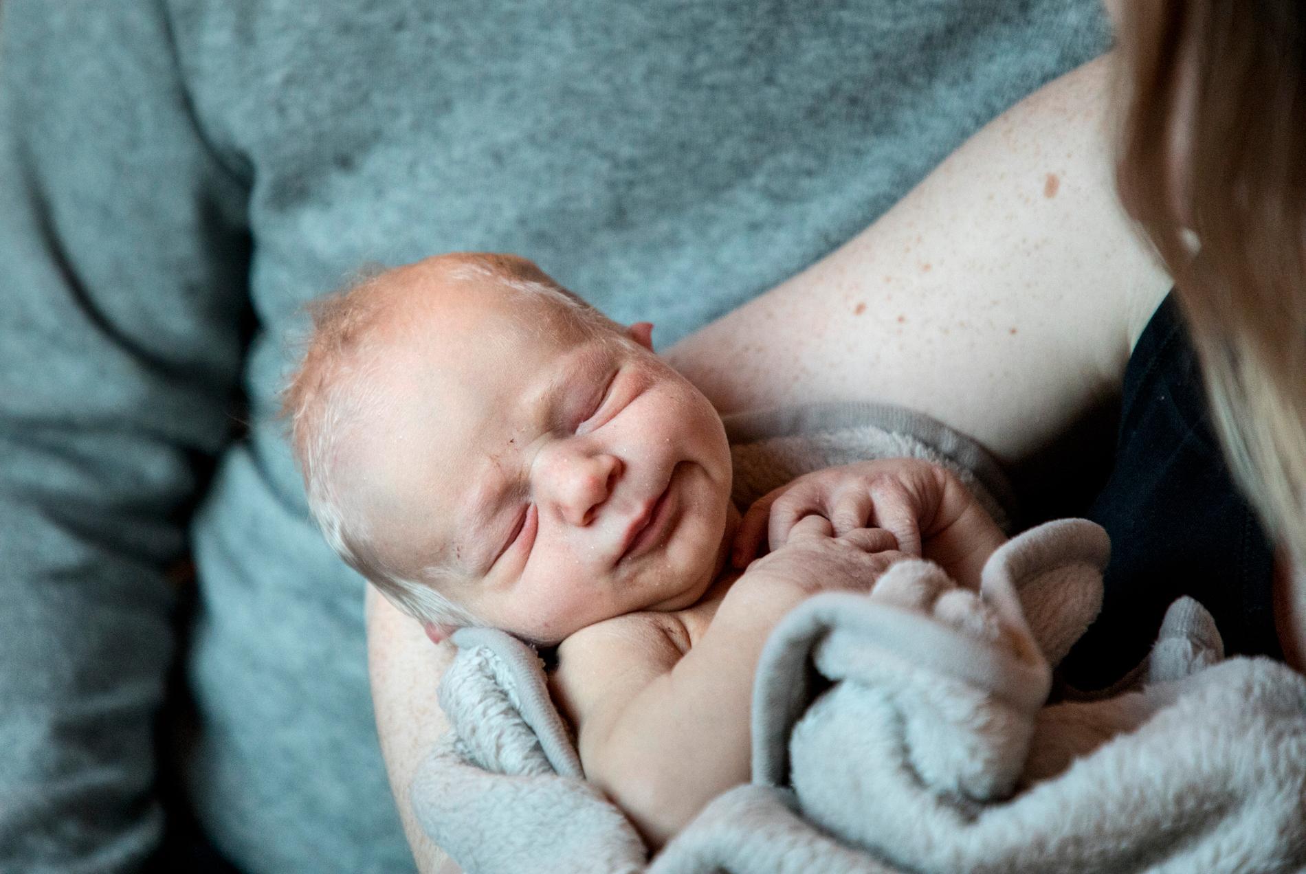 Från och med april kan ett barn i Finland få två mammor direkt från födseln, till skillnad mot i dag då det bara kan ske genom adoption inom familjen. Arkivbild.