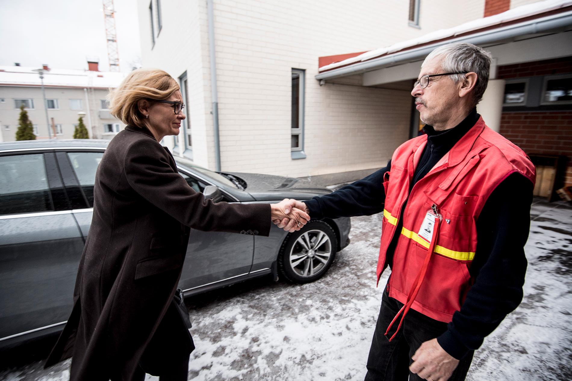 Finlands inrikesminister Paula Risikko anländer till kriscentret som upprättats i Imatra.